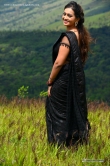 estar-noronha-in-black-saree-pics-139007