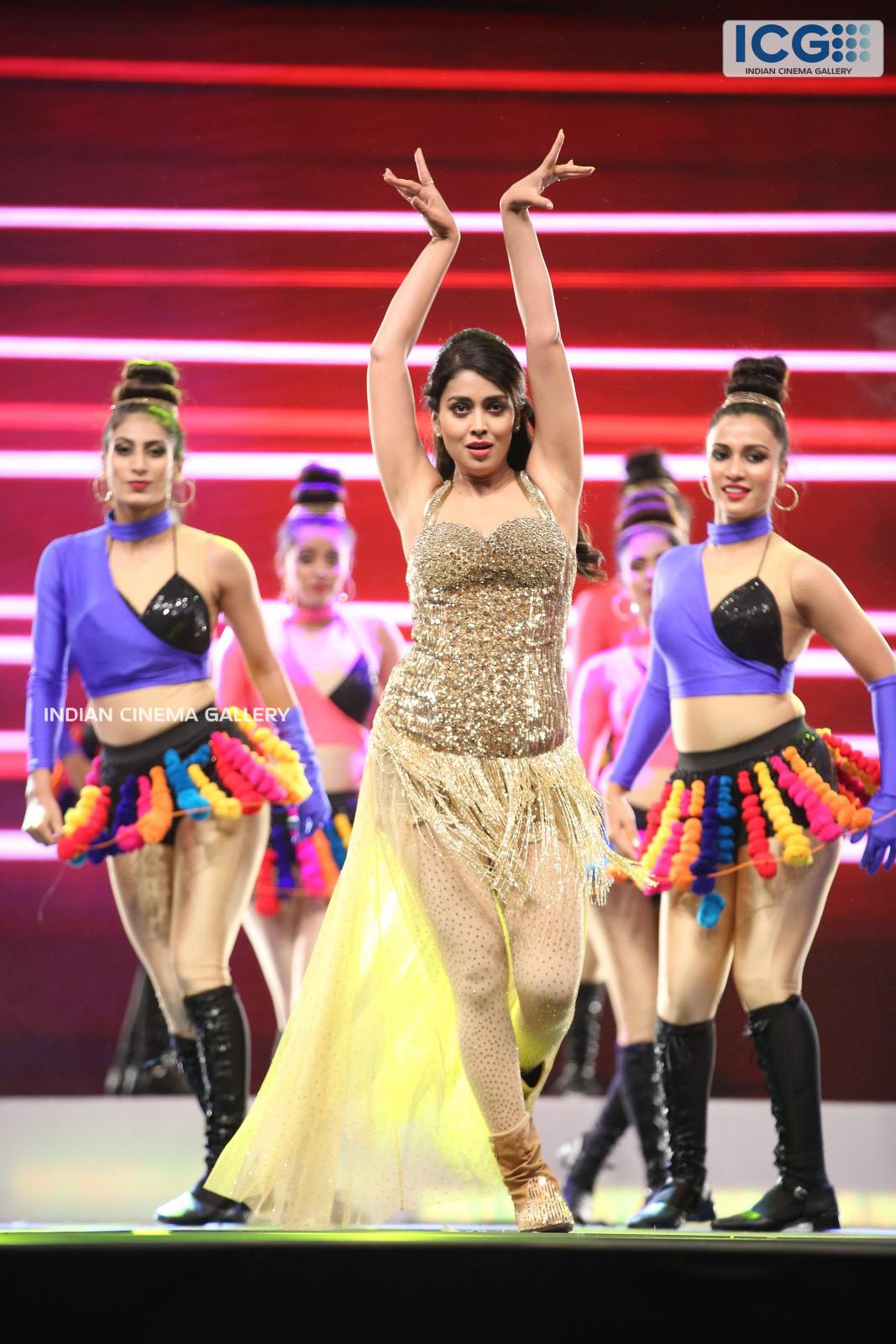 Shriya-Saran-dance-at-SIIMA-Awards-2019-