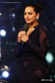 sonakshi-sinha-during-holiday-promotion-106419