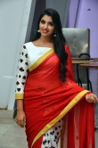anchor shyamala in red saree stills (2)