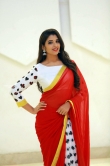 anchor shyamala in red saree stills (22)