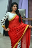 anchor shyamala in red saree stills (4)