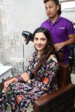Mehreen Pirzada Inaugurates Naturals beauty salon stillsJPG (26)
